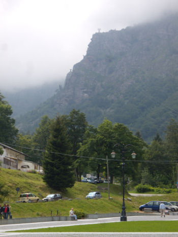 Silhouette delle pareti della ferrata Nito Staich dalla Basilica Superiore di Oropa (55522 bytes)